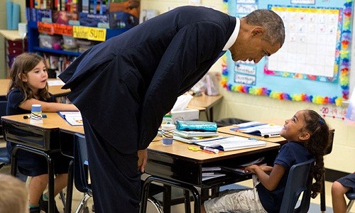 tong-thong-obama-mang-sach-dien-tu-den-cho-nguoi-ngheo