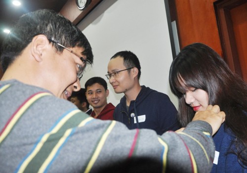 TS. Phan Phương Đạt  đại diện Trường Đại học trực tuyến FUNiX gắn huy hiệu cho Nguyễn Hương Thảo trong Lễ Khai giảng dành cho sinh viên khóa 4 của Trường.