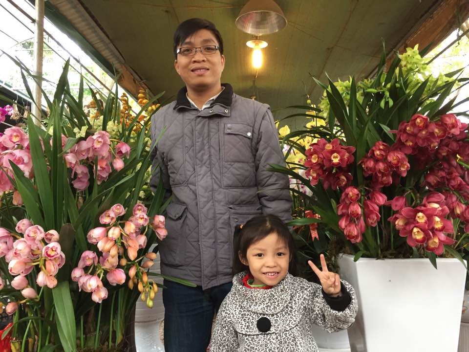 Mentor Nguyễn Viết Hiền đi ngắm hoa ngày Tết cùng con gái. Ảnh: NVCC.